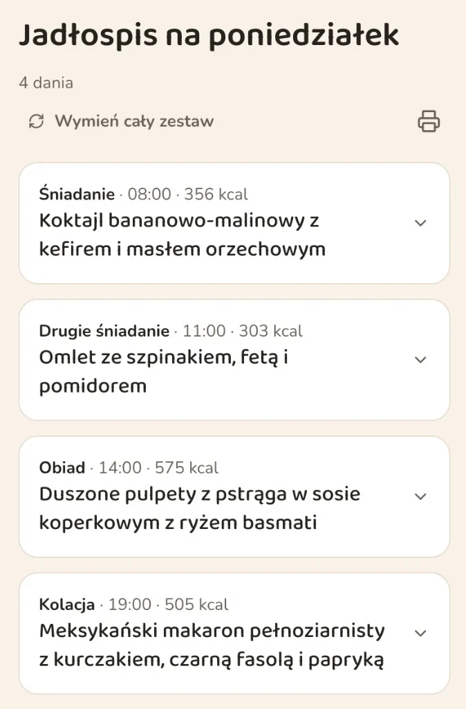 Ekran jadłospisu fitiki na poniedziałek: koktajl bananowo-malinowy, omlet ze szpinakiem, duszone pulpety z pstrąga i meksykański makaron